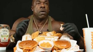 МУЖИК ЕСТ И ПЕРДИТ