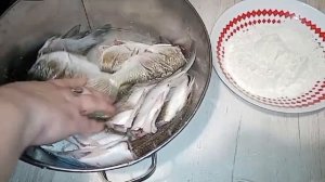 Жарим карасей. Или как пожарить речную рыбу без запаха и мелких костей