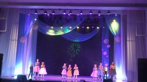 "Ты на свете лучше всех"  (муз. В. Синенко, сл. М. Пляцковского) "Параллели" младшая группа