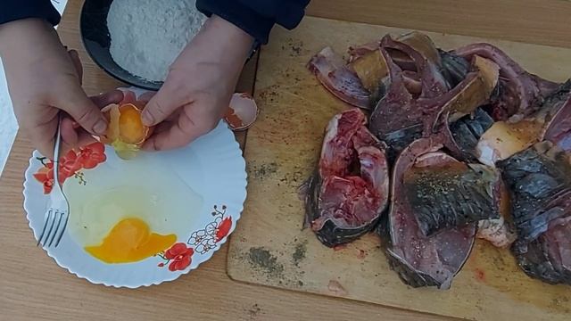 Рыба карп во фритюре в казане