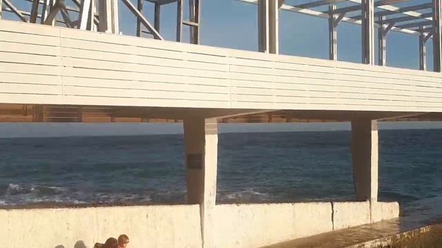Крым Ялта.Зима на Массандровском пляже.Прогулка по Пляжу.Люди отдыхают на пляже.Декабрь2020