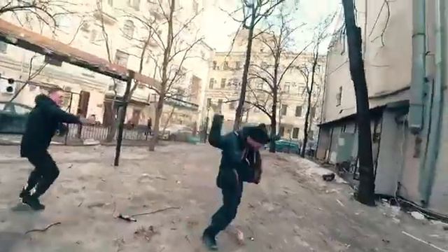 Залил перцовкой дурака за то, что напал с бутылкой👊 смотреть онлайн