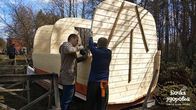 Сборка бани-бочки на участке смотреть онлайн