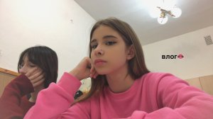 влог сонной девочки в розовой кофте
