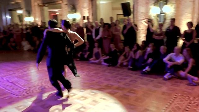 Miguel Angel Zotto et Daiana Guspero sur « Ojos negros » à l’Opéra de Marseille. смотреть онлайн