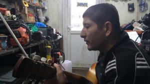 Узбек поёт любимую песню под гитару