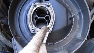 как снять корпус воздушного фильтра ваз 2107