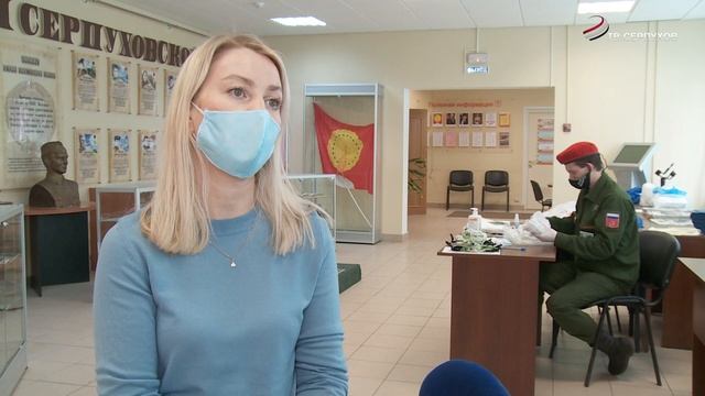 В Серпухове студенты медицинского колледжа подарили волонтерам медицинские маски и антисептики