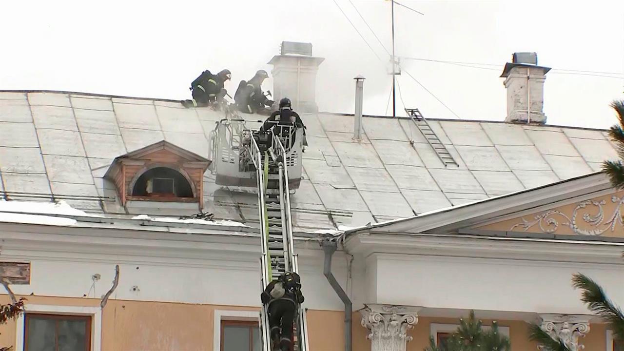 Приходят сообщения о пожаре в одном из исторических зданий в центре Москвы
