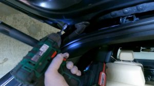 BMW X5 E70 50i  Rear Roof Spoiler Removal. DIY REAR TRUNK LID UPPER PANEL TAILGATE SPOILER