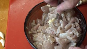Соленая вкуснейшая свиная шкура с чесночком в афганском казане
