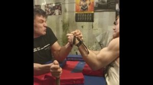 #спарринг - тренер Владимир Веденеев ? Виктор Гладилин Чемпион России ПОДа #армреслинг #юмор #short