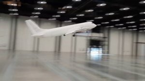 Огромные радиоуправляемые самолёты копии в зале.