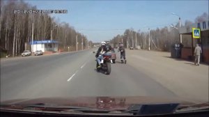 Мотоциклиста ударили дубинкой на посту ДПС...