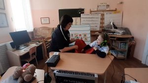 Сурдопедагог. Коррекционное занятие.