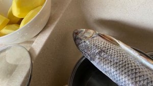 С утра убралась, сварила картошку и сушенную рыбу (кутум) наша Каспийская рыбка и пошли в гости ❤️