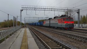 Железная дорога. Электровоз ВЛ10У-923 с контейнерным поездом.