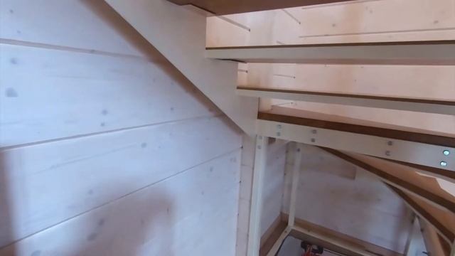 Лестница открытого типа из металла. Ограждения из листа, ступени из ДУБА.