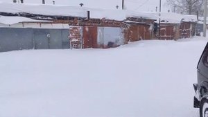Метель в гаражном кооперативе. Русская зима. Нива едет.