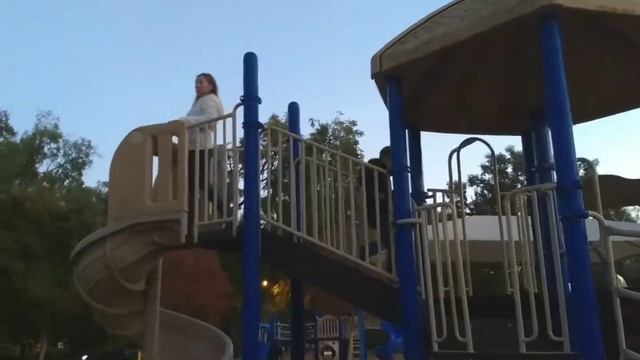 Догонялки на детской площадке. смотреть онлайн