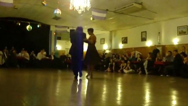 Mariano Chicho Frumboli y Juana Sepulveda en La Baldosa 2/4 смотреть онлайн