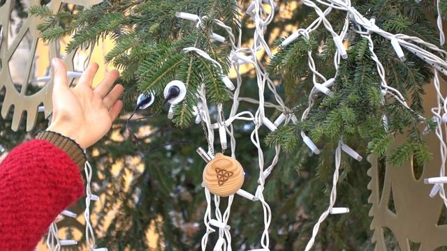 Christmas tree plays music - Merry Christmas by Plants Play смотреть онлайн