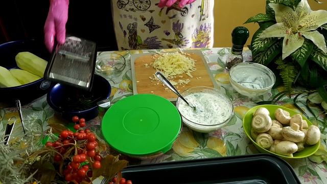 Индейка в духовке, запеченной с овощами в сметанном соусе - простой рецепт.