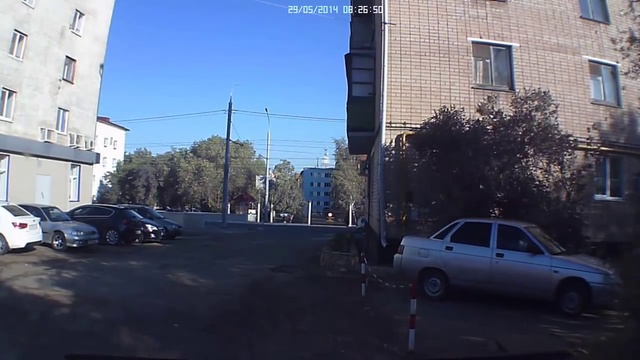 Автоледи выезд со двора. Очень круто !