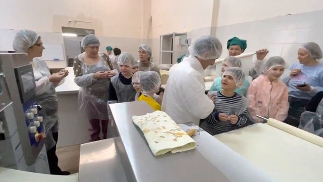 Дети пробуют тесто для пахлавы на вкус