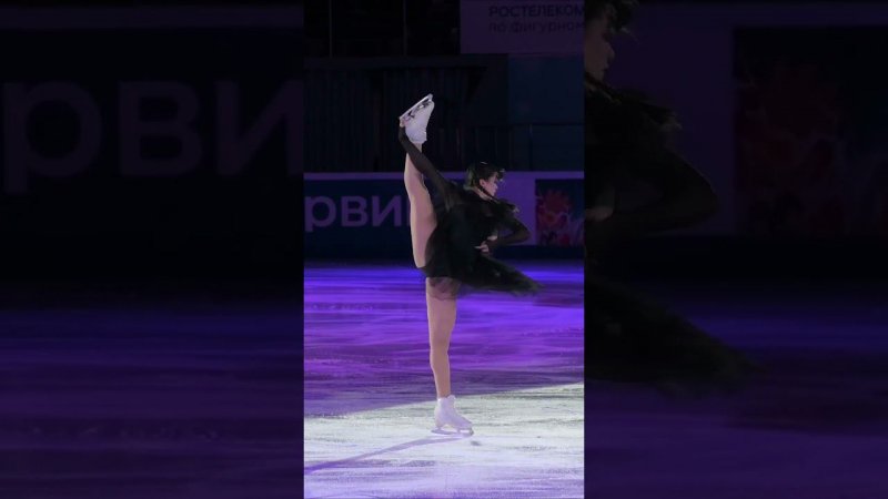 Камила ВАЛИЕВА: Вертикальный ШПАГАТ в образе УЭНСДЭЙ АДДАМС! Весь танец в Телеграм @fsfancams