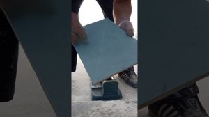 Режем плитку в душевой поддон.