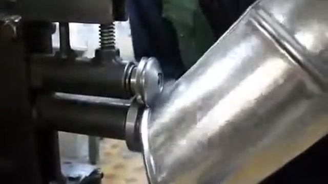 Изготовление водосточного колена, часть 2 смотреть онлайн