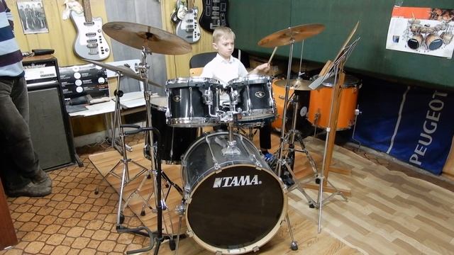 Ударные инструменты. Барабаны. Мальчик играет. Полька / percussion instrument