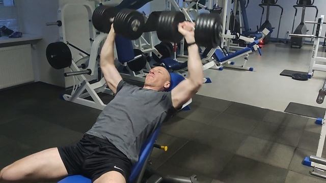 жим гантелей 28 кг х 12 повторений смотреть онлайн