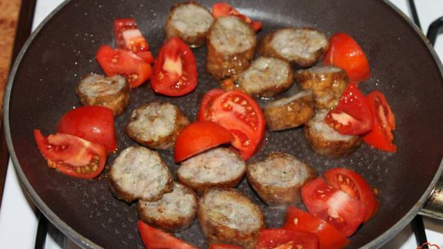 Яичница с домашней колбасой, помидорами и сыром