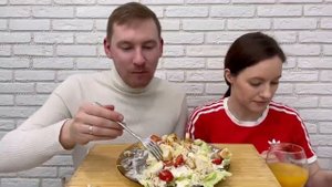 МУКБАНГ САЛАТ ЦЕЗАРЬ С КУРИЦЕЙ ГОТОВИМ САМИ ответы на вопросы Заболели MUKBANG CAESAR SALAD