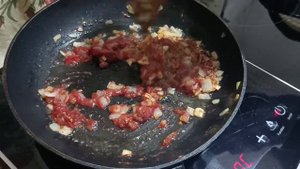 Салат из свеклы с жареным луком и томатом - простой рецепт