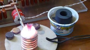 Плавка меди в графитовом тигле.flv