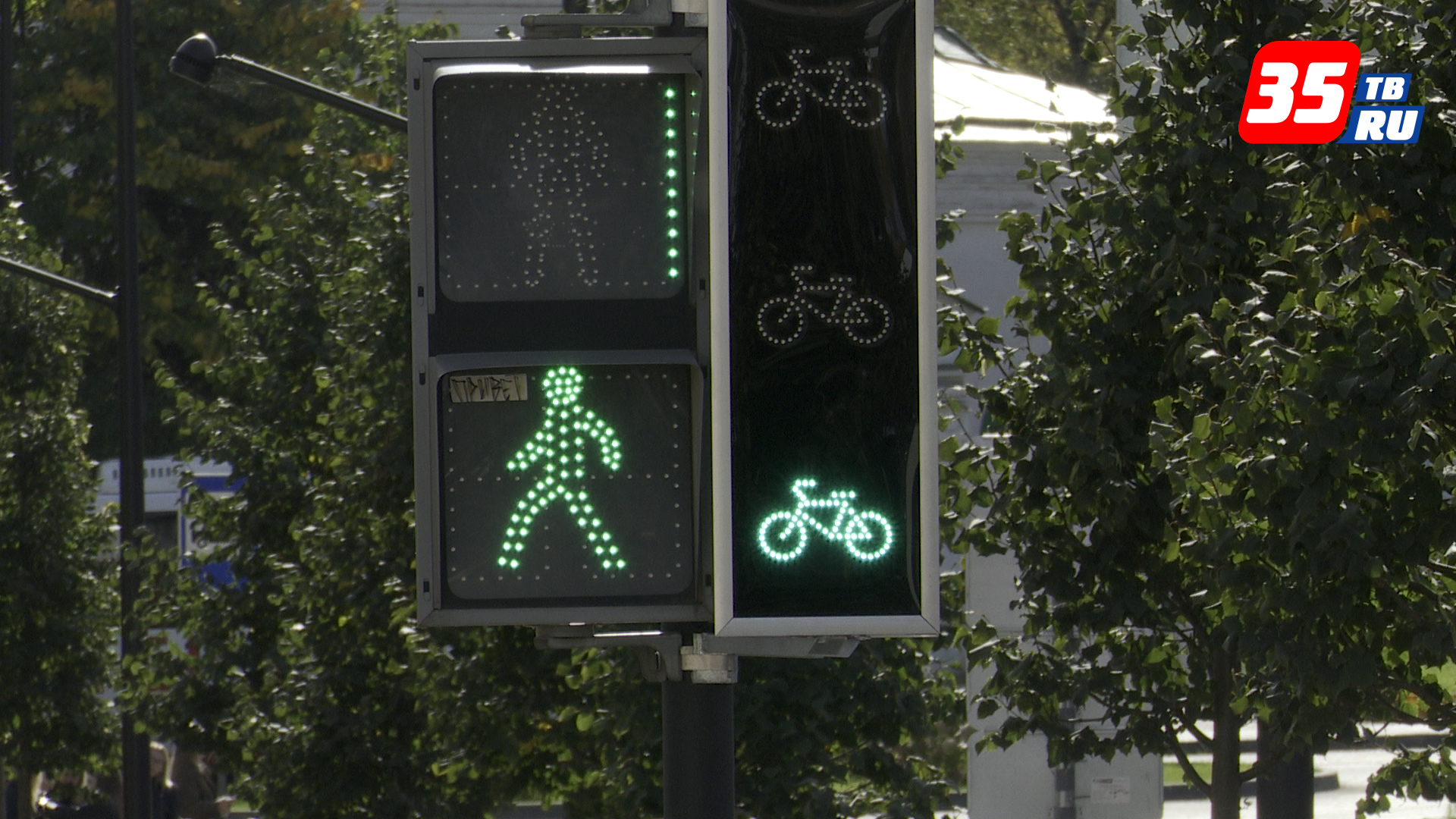 Велосипед со светофора. Велосипедный светофор. Светофор для велосипедов. Телевизор из светофора болты.