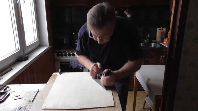 Строгание верхней деки вчистую ручной циклей(видео №34). смотреть онлайн