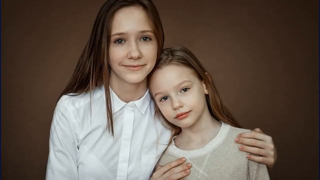 Когда мне было 6 лет мне радостно сообщили, Что мама поехала в магазин за сестрой... смотреть онлайн