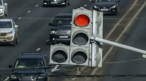 Если застрял на красный свет на светофоре, что делать? Ехать дальше или остановиться