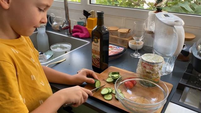 НАШЕ ПЕРВОЕ ВИДЕО!! ДЕТИ ГОТОВЯТ СВОЙ ПЕРВЫЙ ОВОЩНОЙ САЛАТ смотреть онлайн