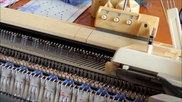 Вяжем резинку два на два на вязальной машине. Как сделать ровный красивый край. смотреть онлайн