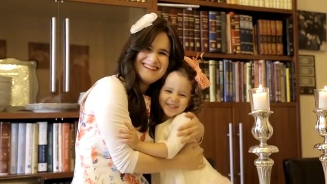 Шаббат шалом! - Shabbat Shalom! "Мама зажигает субботние свечи." смотреть онлайн