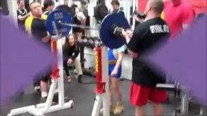 9-летняя девочка поднимает штангу весом 87 кг.mp4