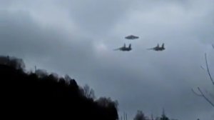 Два истребителя сопровождают НЛО