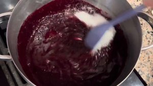 Пикантный соус из черной смородины к мясу на зиму