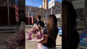Парни дарят цветы незнакомым девушкам??