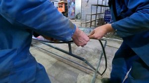 Как поменять стекло на автомобиле РЕНО. Вклейка лобового стекла на грузовом RENAULT